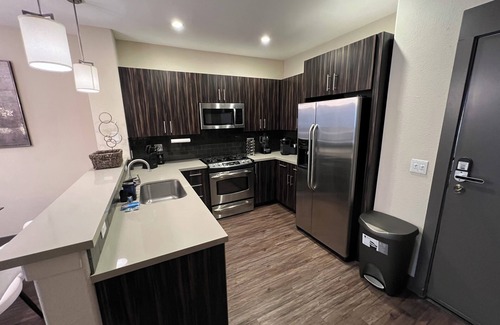 Valencia Condo | Luxury Modern Condo w/PS5, BOSE sound, UltraFast WiFi, Kingbed+Sofabed+65' Tv's
