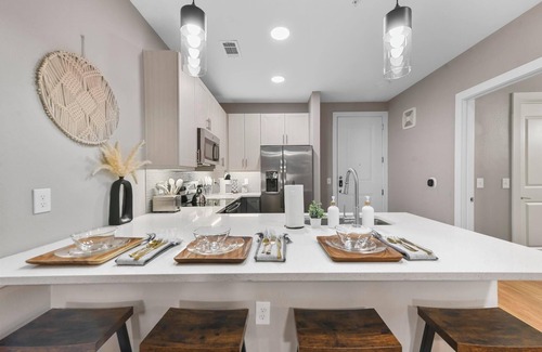 Fort Worth Apartment | Luxury Modern Condo FW King Bed + Free Parking + Gym