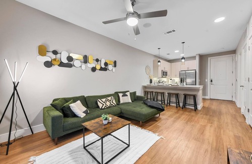 Fort Worth Apartment | Luxury Modern Condo FW King Bed + Free Parking + Gym