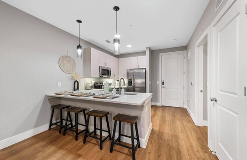 Fort Worth Apartment | Luxury Modern Condo FW King Bed + Free Parking + Gym