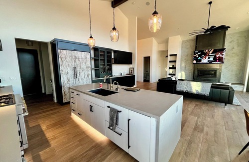 Williamson House | Luxury Modern farmhouse, Strong WiFi, Stunning Granite Mountain Views