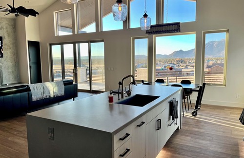 Williamson House | Luxury Modern farmhouse, Strong WiFi, Stunning Granite Mountain Views