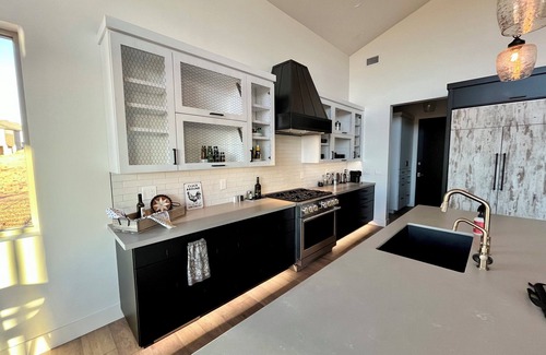 Williamson House | Luxury Modern farmhouse, Strong WiFi, Stunning Granite Mountain Views