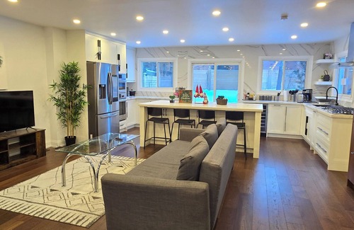 Richmond Hill House | Luxury Modern Home – Quiet Escape in Richmond Hill. Ideal for Groups & Families