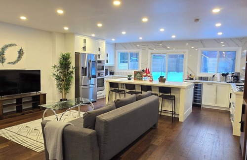 Richmond Hill House | Luxury Modern Home – Quiet Escape in Richmond Hill. Ideal for Groups & Families