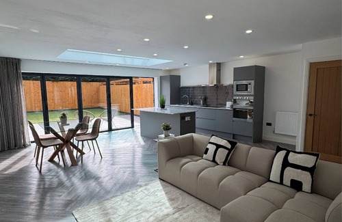 Prenton House | Luxury Modern Home | Sleeps 5 | Free Onsite Parking
