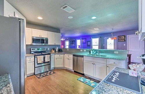 Lancaster House | Luxury Modern Home w/Coffee bar and more. Sleeps 8 guests!