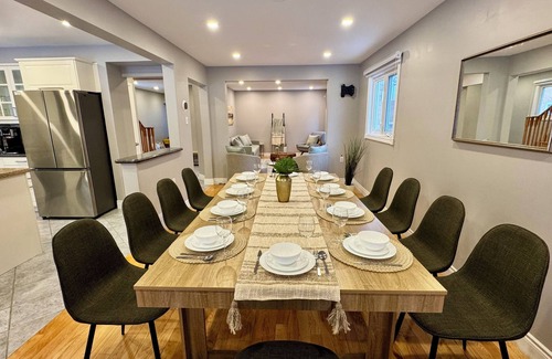 Erin Mills House | Luxury Modern Retreat: w/Sauna & Modern Amenities