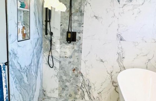 Oldsmar House | Luxury Modern Retreat I Spacious, Private & Serene