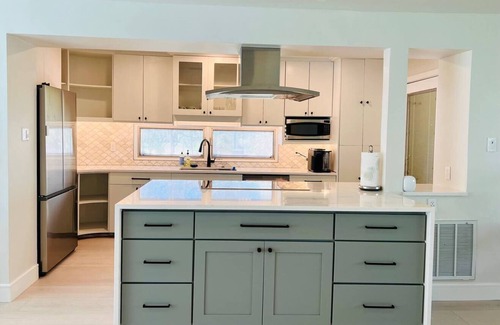 Oldsmar House | Luxury Modern Retreat I Spacious, Private & Serene