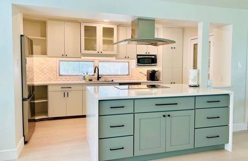 Oldsmar House | Luxury Modern Retreat I Spacious, Private & Serene