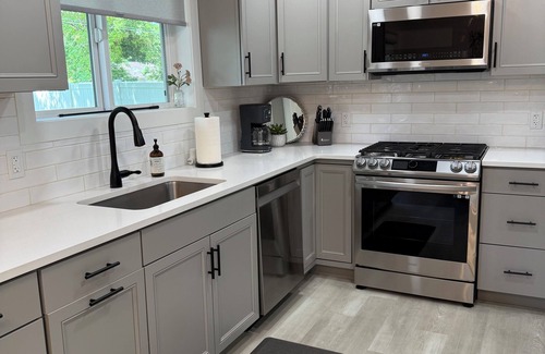 Burley House | Luxury Modern Space A 2-bedroom townhome in Burley with all the amenities.