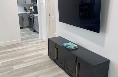 Burley House | Luxury Modern Space A 2-bedroom townhome in Burley with all the amenities.
