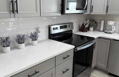 Burley House | Luxury Modern Space B 2-bedroom townhome in Burley with all the amenities.