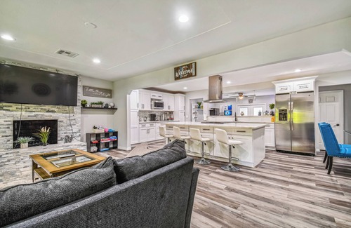 Limona Improvement House | Luxury Modern spacious 5Bedroom/3Bathroom, Theater room a game room and pool.