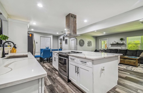 Limona Improvement House | Luxury Modern spacious 5Bedroom/3Bathroom, Theater room a game room and pool.