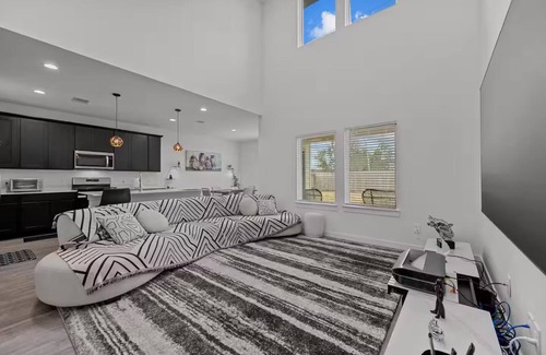Rosenberg House | Luxury Modern & Spacious Retreat
