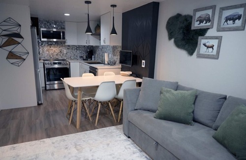 Aurora House | Luxury-Modern Suite/Cozy CO Vibes/Private Yard