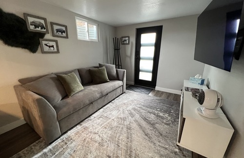 Aurora House | Luxury-Modern Suite/Cozy CO Vibes/Private Yard