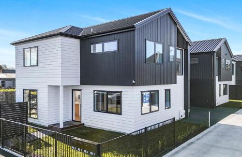 Te Rapa House | Luxury, Modern with King Bed and Views- By KOSH BNB