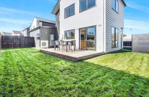 Te Rapa House | Luxury, Modern with King Bed and Views- By KOSH BNB