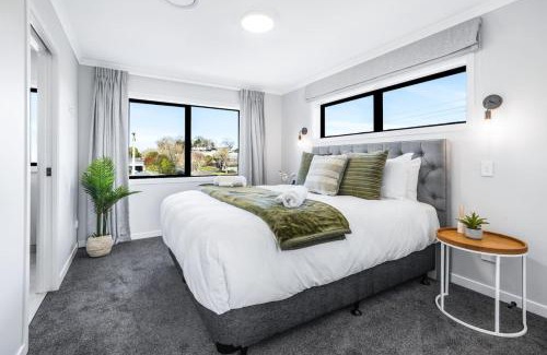 Te Rapa House | Luxury, Modern with King Bed and Views- By KOSH BNB