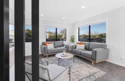 Te Rapa House | Luxury, Modern with King Bed and Views- By KOSH BNB