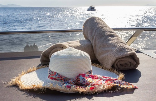 Alimos Boat Rental | Luxury Moments & Services sleeping on board in Yacht Amoraki