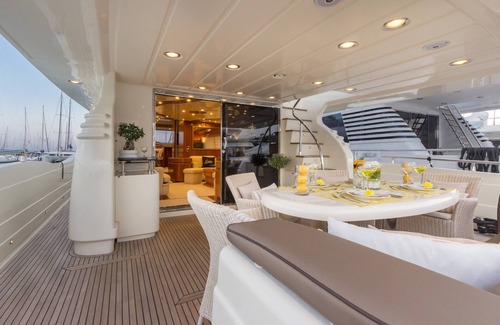 Alimos Boat Rental | Luxury Moments & Services sleeping on board in Yacht Amoraki