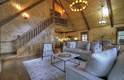 Aska Cabin | Luxury Mountain Cabin with Amazing Views and Hot Tub (Dog Friendly)