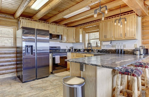 Woodland Park Cabin | Luxury Mountain Getaway: Hot Tub, Views, & Colorado Family Fun - Pikes Peak!