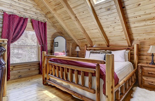 Woodland Park Cabin | Luxury Mountain Getaway: Hot Tub, Views, & Colorado Family Fun - Pikes Peak!