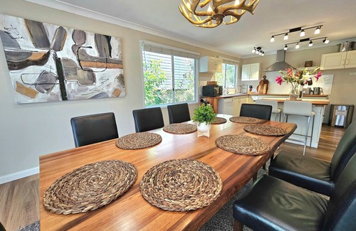 Sydney House | Luxury Mountain Retreat, 6 Bedroom, 3 Bathroom with Gym and Heated Swimming Pool