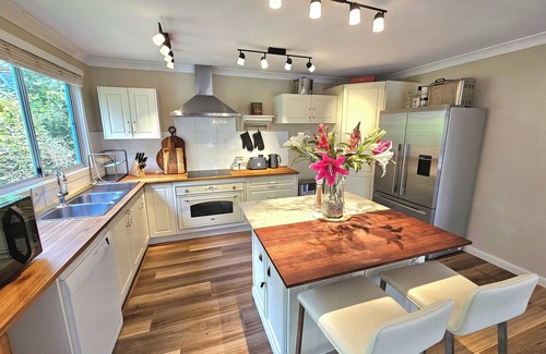 Sydney House | Luxury Mountain Retreat, 6 Bedroom, 3 Bathroom with Gym and Heated Swimming Pool
