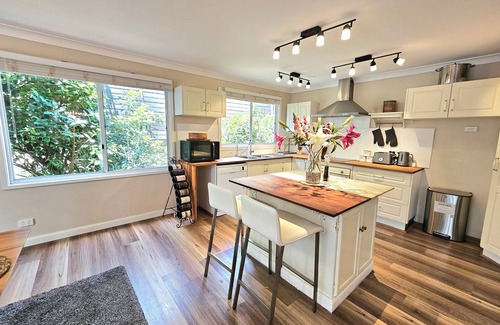 Sydney House | Luxury Mountain Retreat, 6 Bedroom, 3 Bathroom with Gym and Heated Swimming Pool