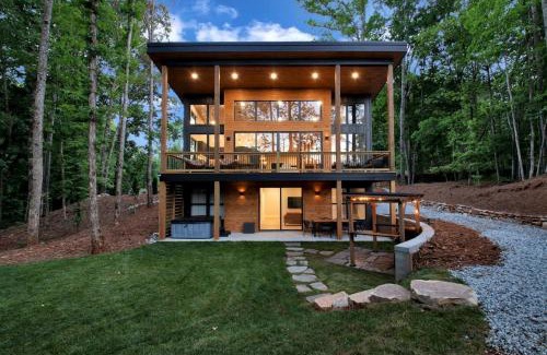 Westminster House | Luxury Mountain Retreat with Hot Tub Near Lake Hartwell & Clemson, SC