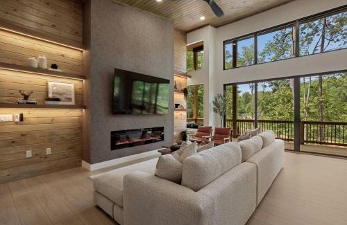 Westminster House | Luxury Mountain Retreat with Hot Tub Near Lake Hartwell & Clemson, SC