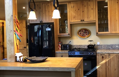 Alta Sierra Cabin | Luxury Mountain Retreat with jacuzzi, 20 min to Kern River. Pet Friendly