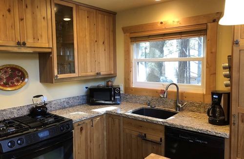 Alta Sierra Cabin | Luxury Mountain Retreat with jacuzzi, 20 min to Kern River. Pet Friendly