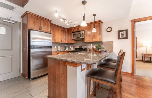 Canmore Condo | Luxury Mountain View Condo - 2 King beds/Hot Tub/Pool