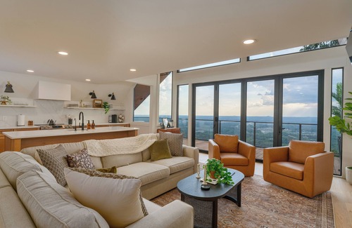 Greenville - Spartanburg House | Luxury Mountain Villa - Unbelievable Sunsets - 15min drive to downtown Gville!