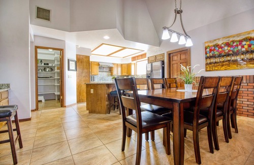 Sandy House | *Luxury Mountainside Retreat*