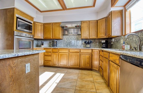 Sandy House | *Luxury Mountainside Retreat*