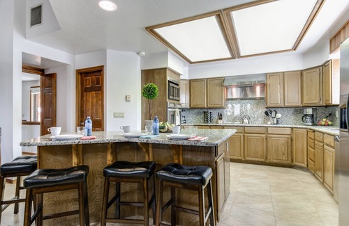 Sandy House | *Luxury Mountainside Retreat*