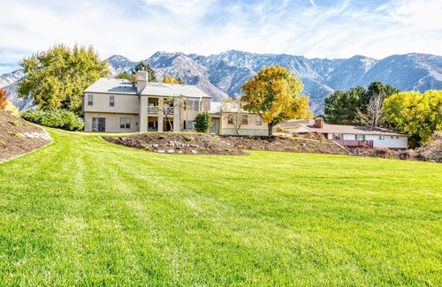 Sandy House | *Luxury Mountainside Retreat*