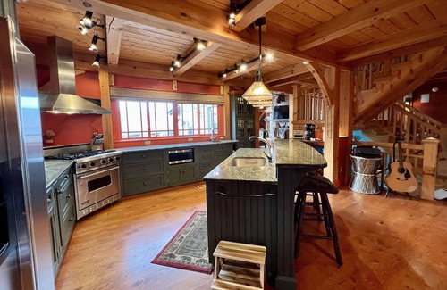 Lake Lure Cabin | ★ Luxury Mountaintop Cabin- UNREAL VIEWS,hot tub,fire pit,shuffleboard &more!