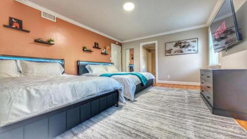 Seminary Hill House | Luxury Movie Theater Home 10 mins to Washington DC