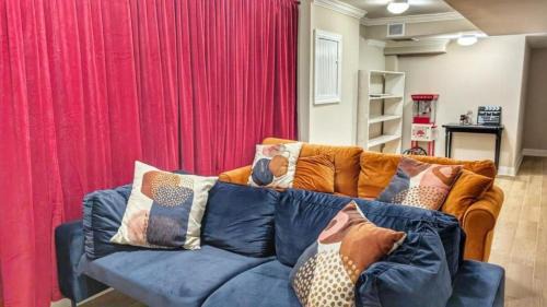 Seminary Hill House | Luxury Movie Theater Home 10 mins to Washington DC