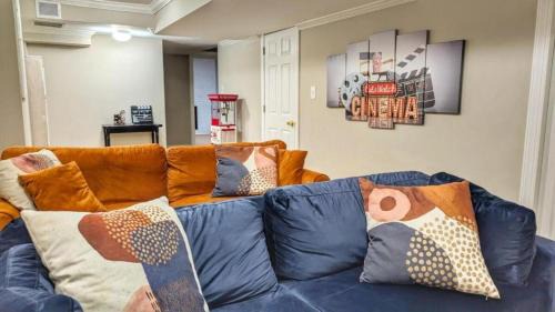 Seminary Hill House | Luxury Movie Theater Home 10 mins to Washington DC