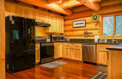 Warnick Cabin | Luxury Mt Baker Log Home with Fireplace, Outdoor area, & Chefs Kitchen.
